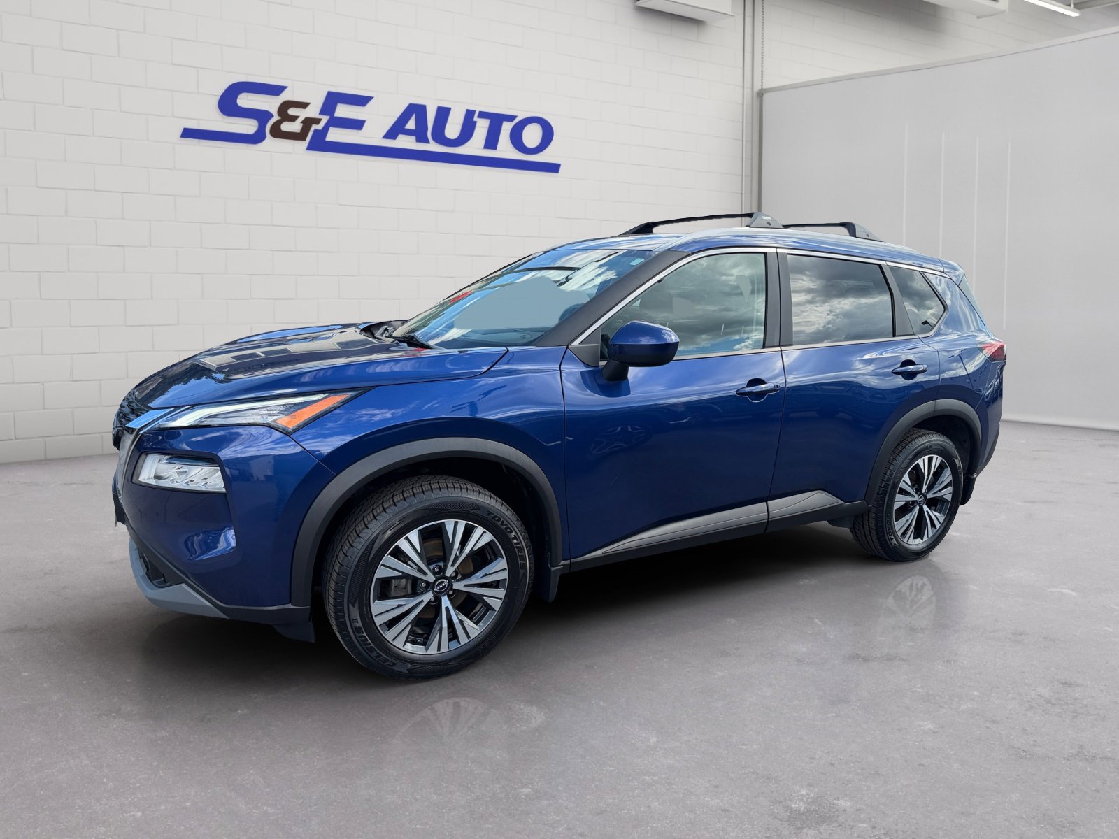 Used 2023 Nissan Rogue SV w/ SV Premium B Package AWD/4WD image 2
