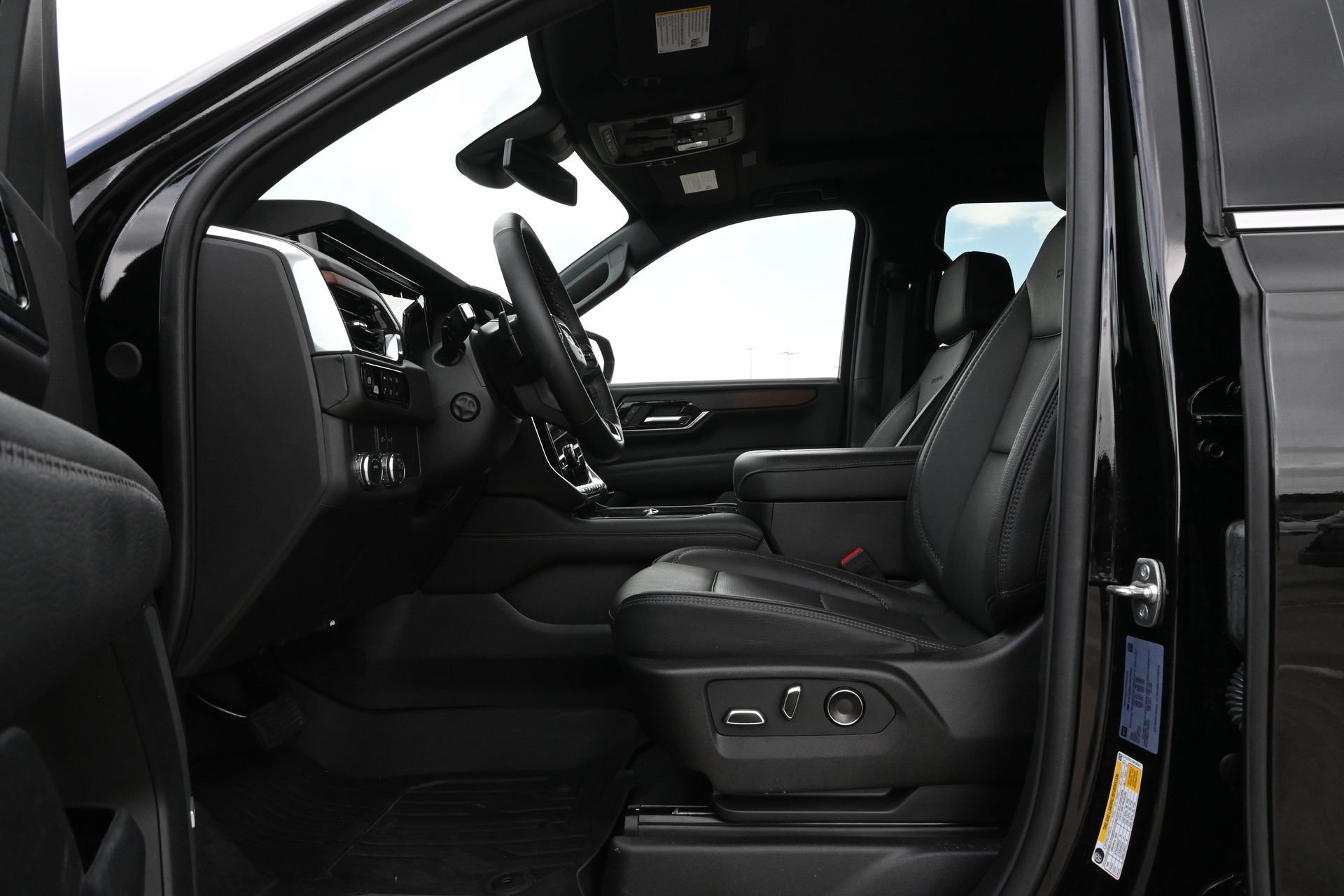 Used 2025 GMC Yukon Denali w/ Sun & Power Step Package RWD image 19