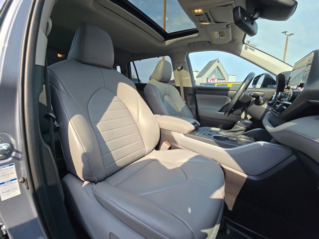 Used 2021 Toyota Highlander XLE image 12