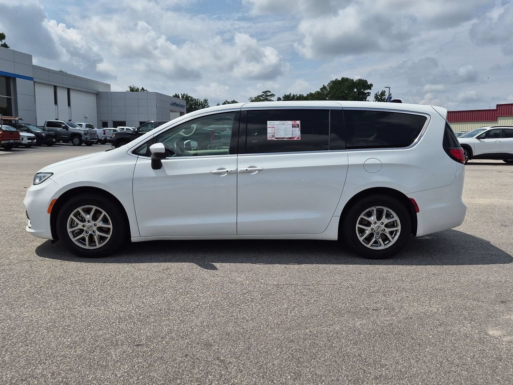 Used 2023 Chrysler Pacifica Touring-L FWD image 7