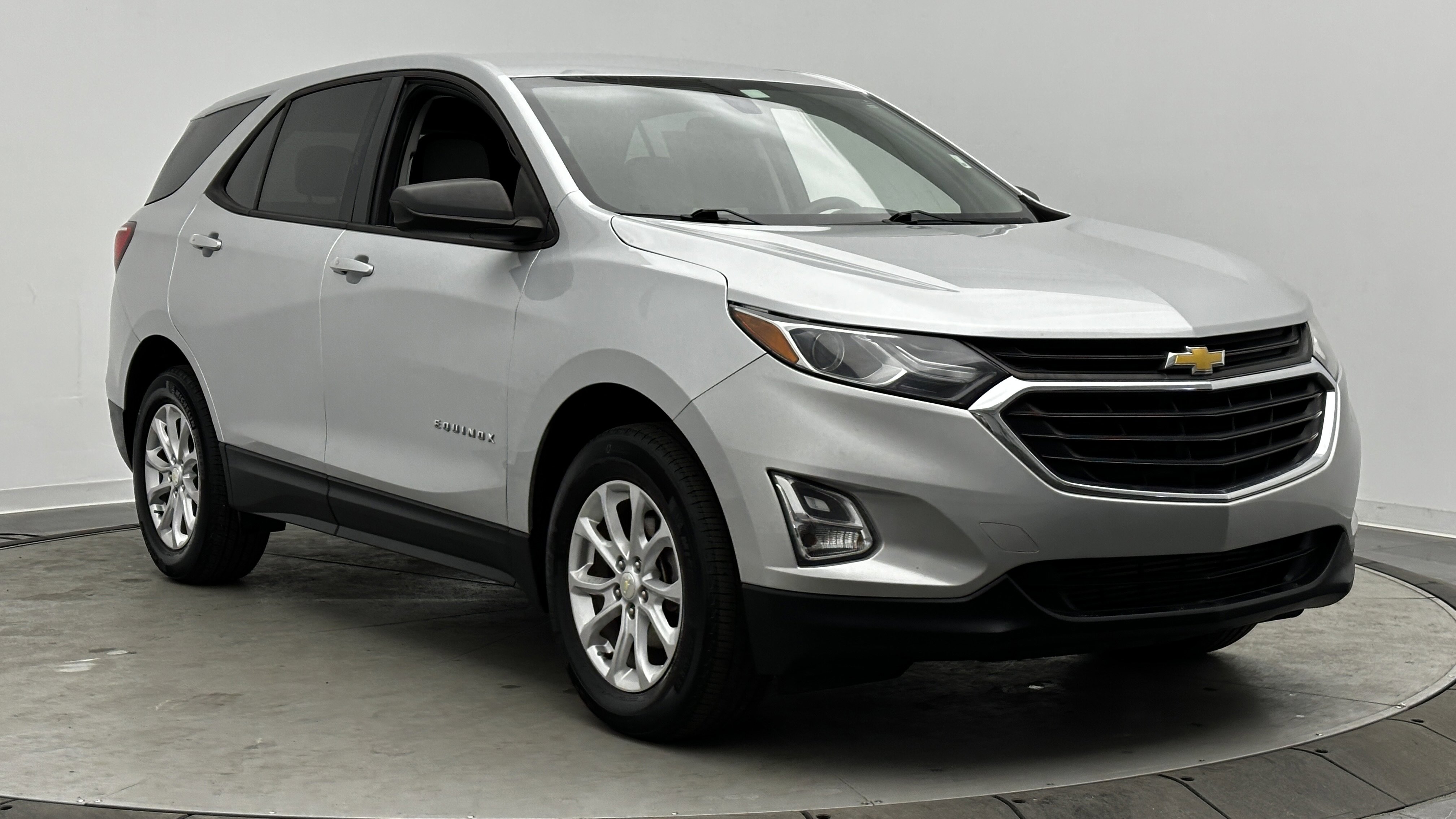 Used 2019 Chevrolet Equinox LS w/ LS Convenience Package image 3
