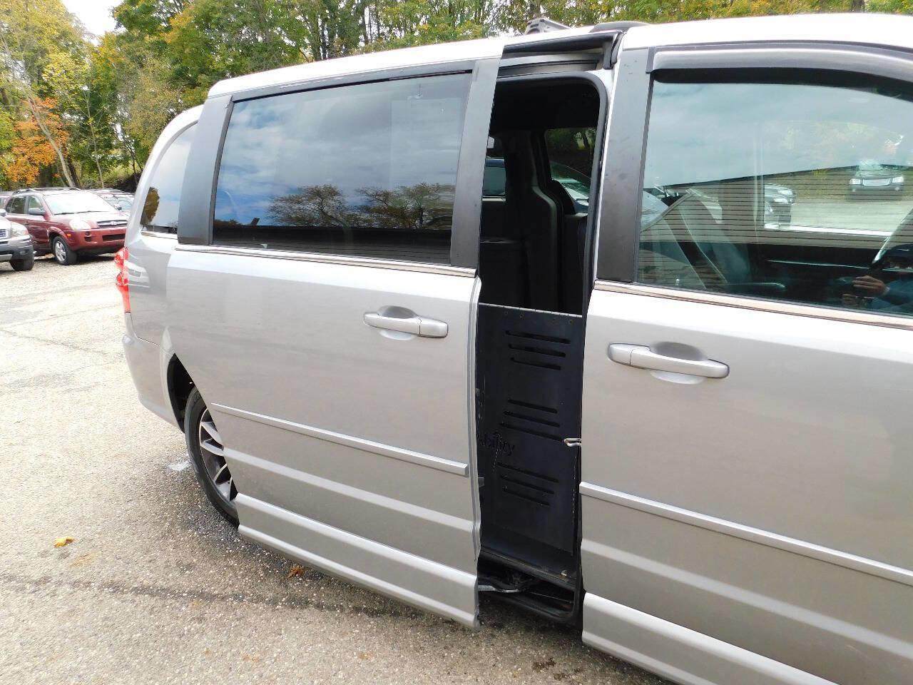 Used 2017 Dodge Grand Caravan SXT image 8