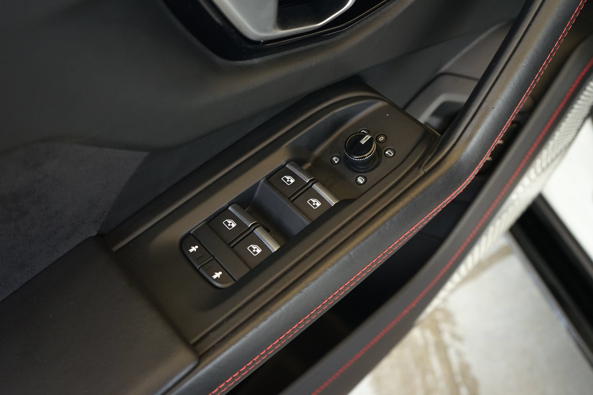 Used 2019 Lamborghini Urus AWD/4WD image 27