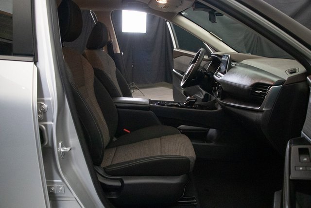 Used 2022 Nissan Rogue SV image 16