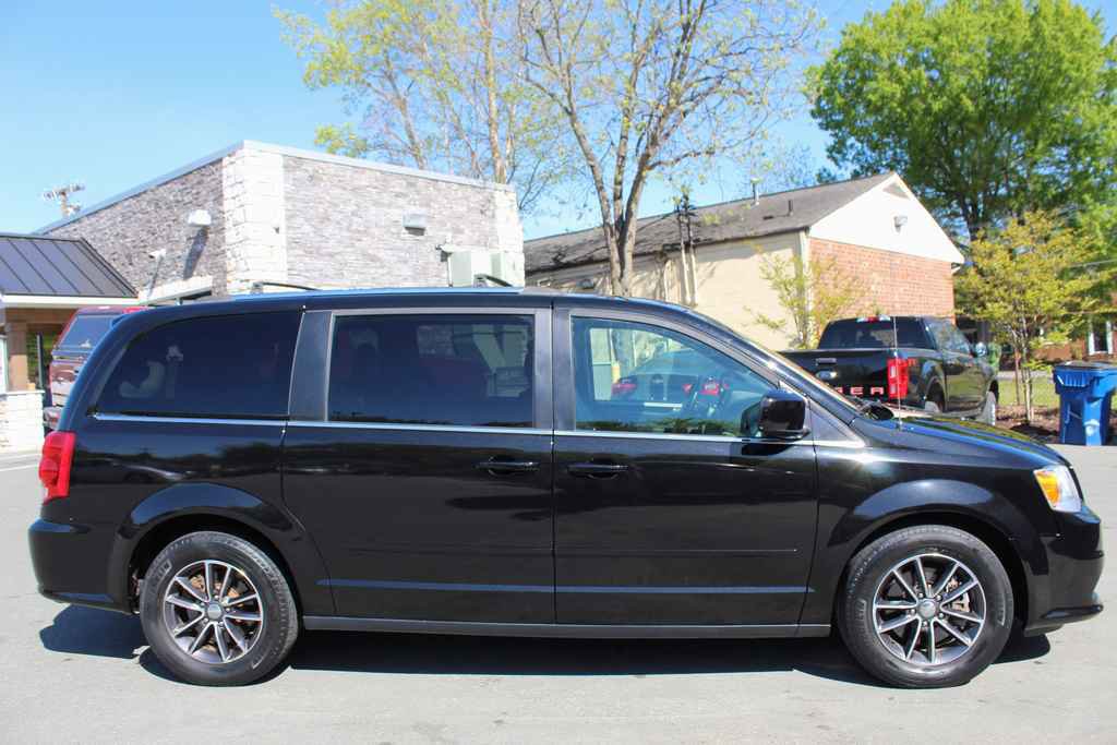 Used 2016 Dodge Grand Caravan SXT image 4