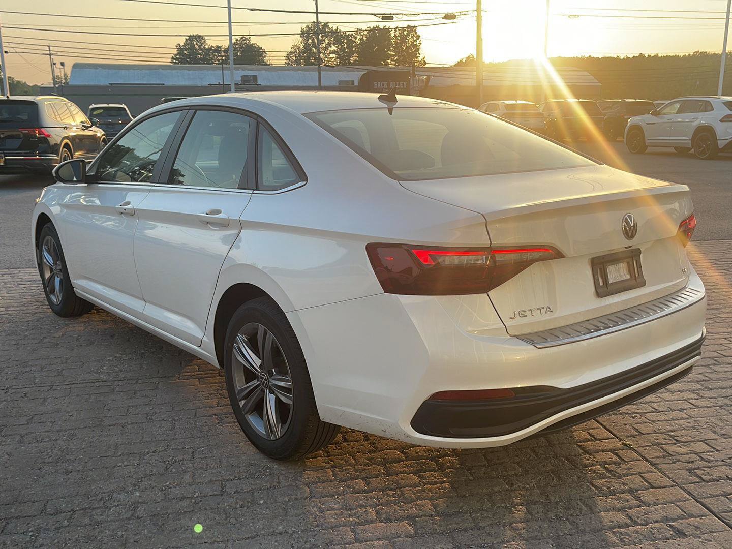 Used 2023 Volkswagen Jetta SE FWD image 6