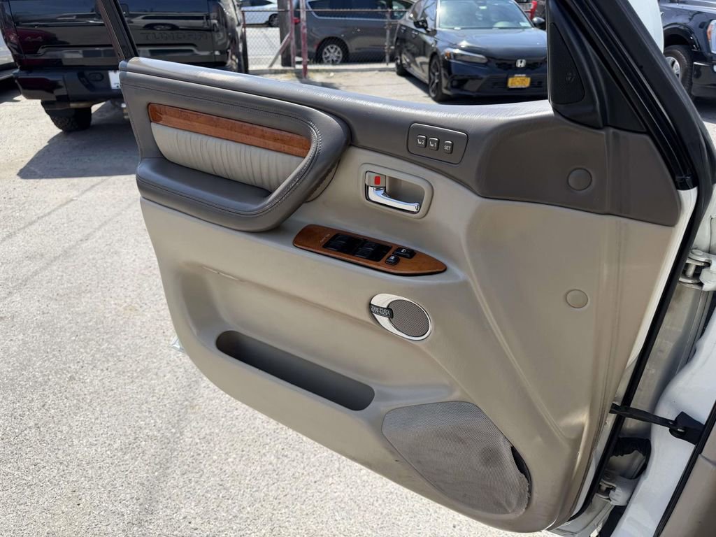 Used 2004 Lexus LX 470 4WD image 25