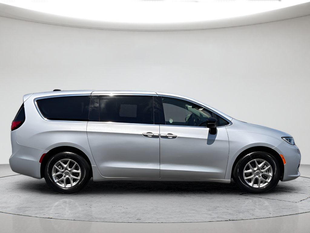 Used 2024 Chrysler Pacifica Touring-L FWD image 4