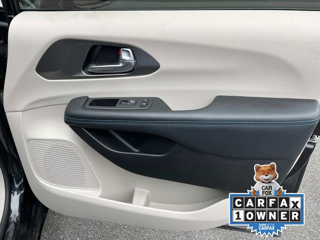 Used 2021 Chrysler Pacifica Touring image 21