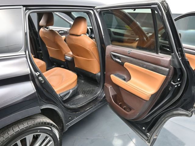 Used 2021 Toyota Highlander Platinum image 29