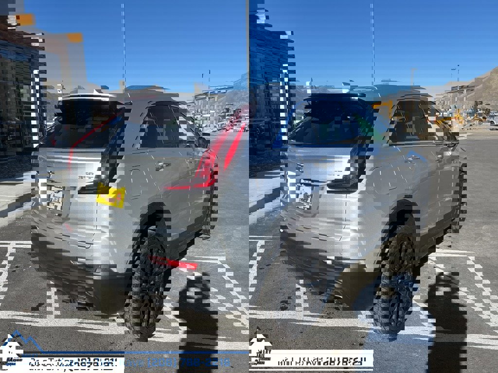 Used 2022 Cadillac XT4 Luxury w/ Cold Weather Package image 7