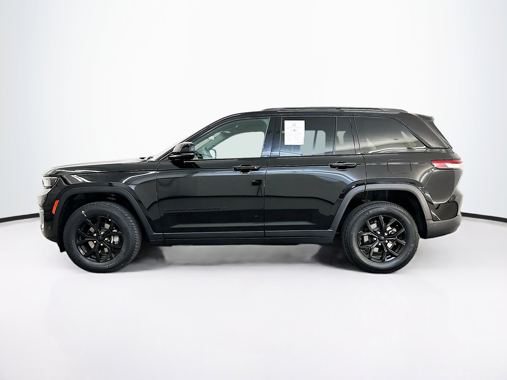 Used 2025 Jeep Grand Cherokee Altitude AWD/4WD image 4