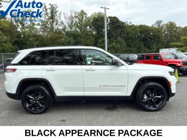 Used 2023 Jeep Grand Cherokee Limited w/ Black Appearance Package AWD/4WD image 16