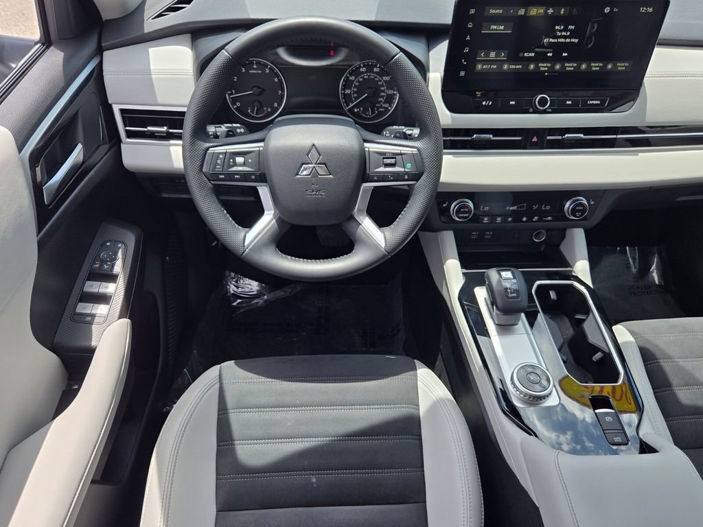 Used 2025 Mitsubishi Outlander SE FWD image 14