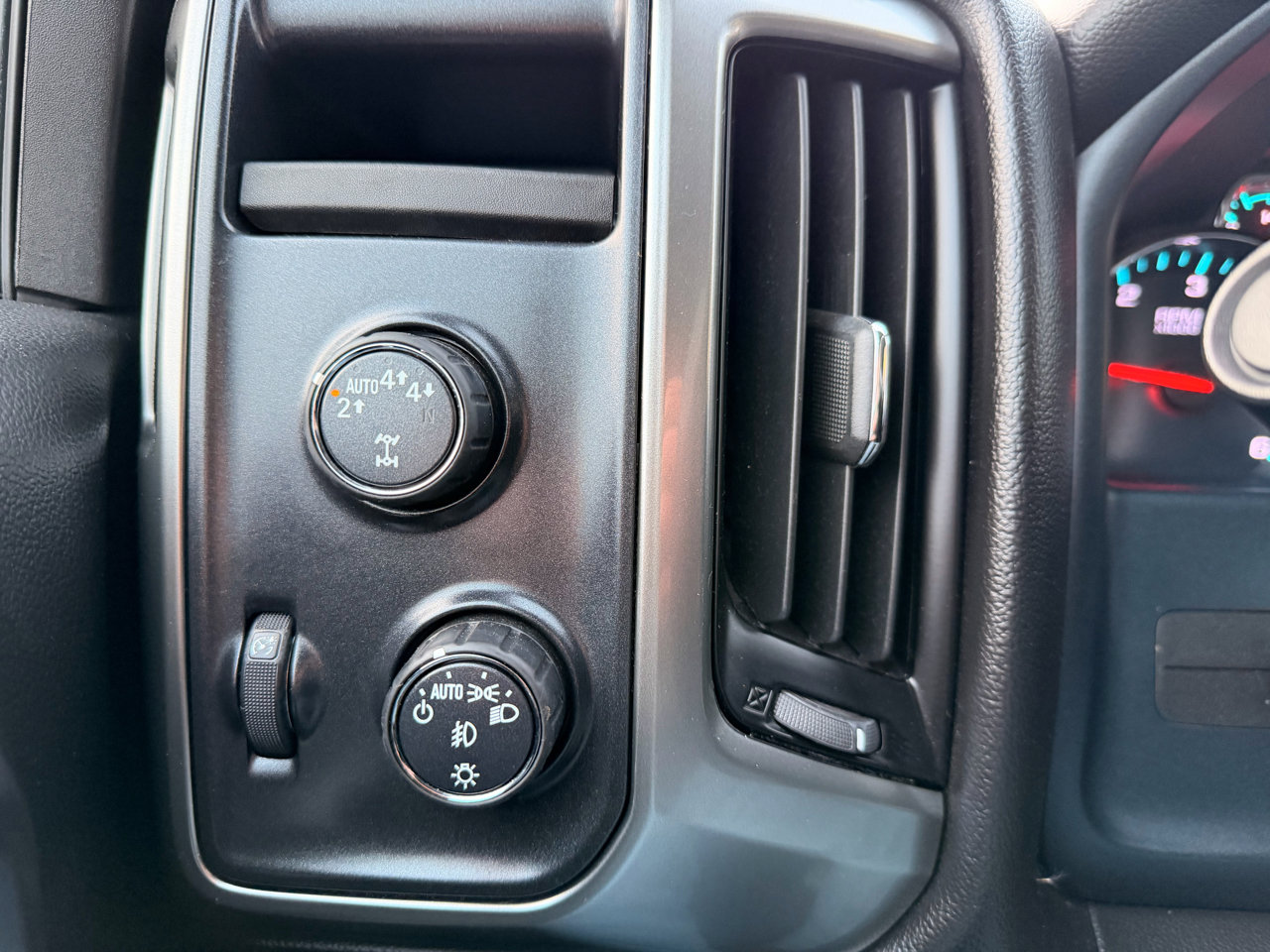 Used 2018 Chevrolet Silverado 1500 LT w/ LT Eassist Package image 23