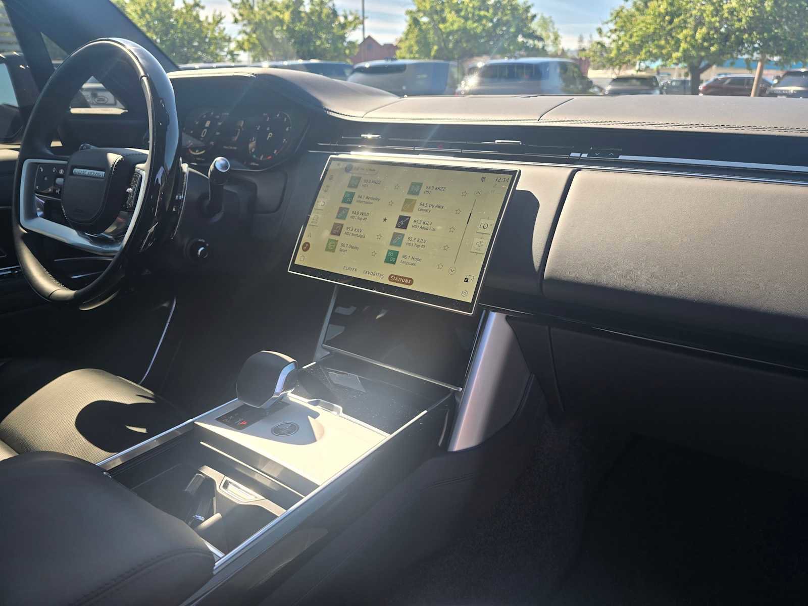 Used 2025 Land Rover Range Rover SE image 12