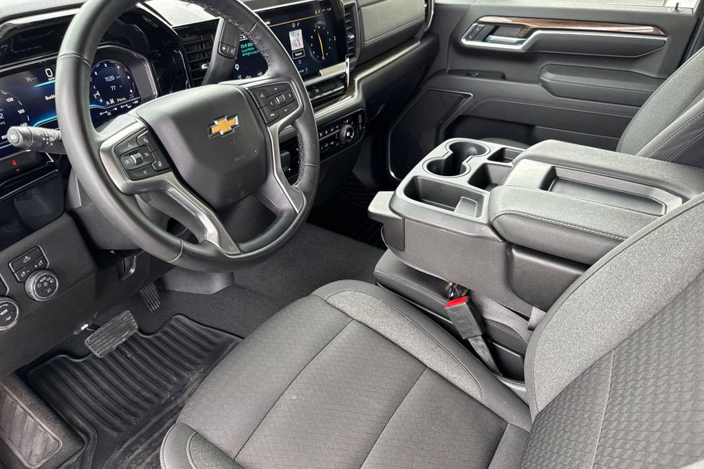 Used 2025 Chevrolet Silverado 2500 LT w/ Convenience Package AWD/4WD image 5