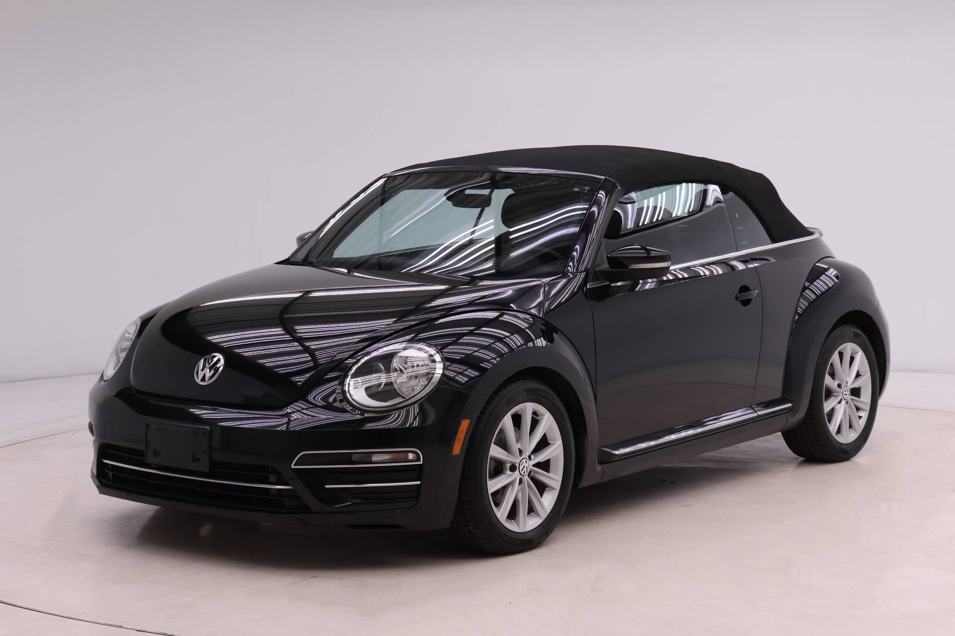 Used 2018 Volkswagen Beetle 2.0T S w/ Style & Comfort Package image 1