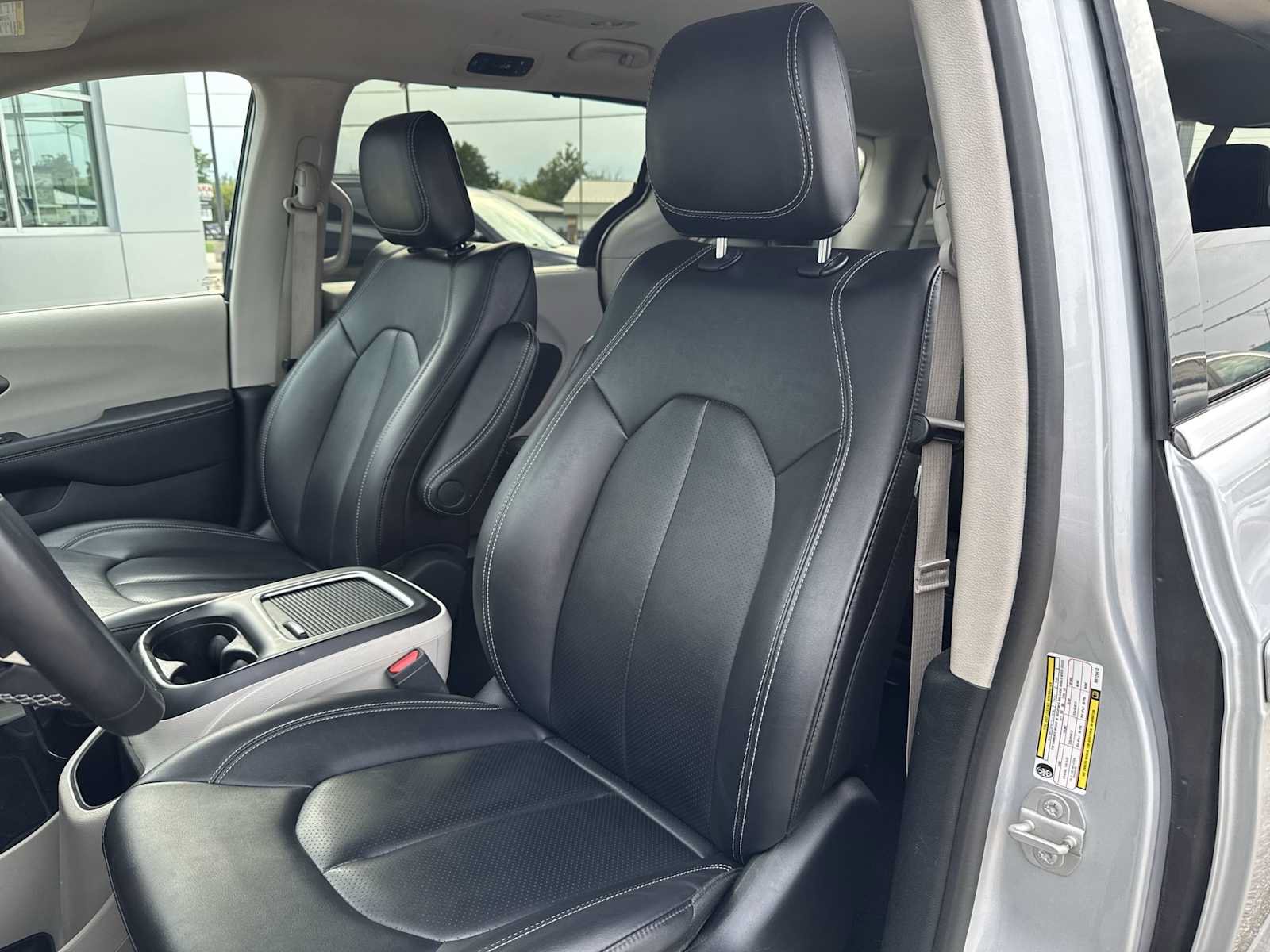 Used 2024 Chrysler Pacifica Touring-L FWD image 10