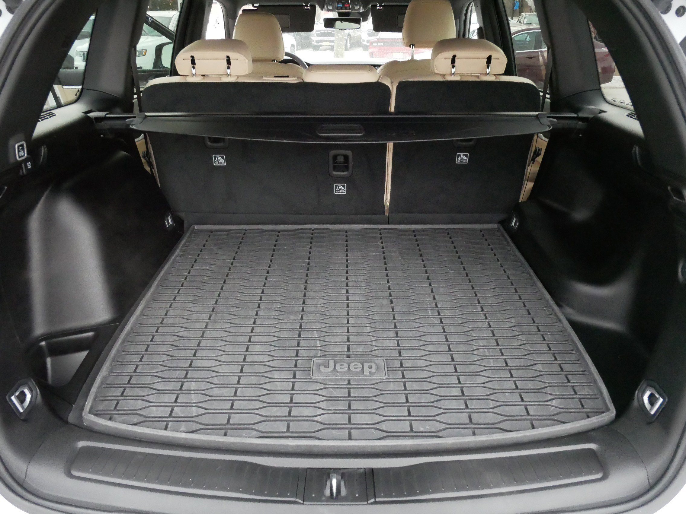 Used 2025 Jeep Grand Cherokee Limited w/ Luxury Tech Group II image 18