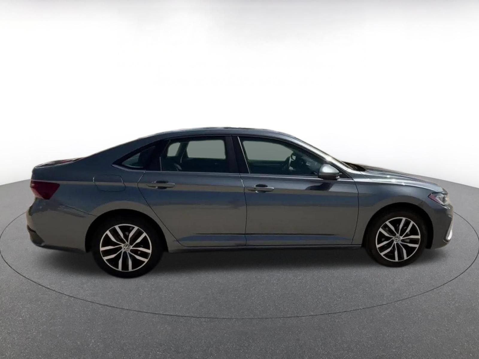 Used 2025 Volkswagen Jetta SE FWD image 16