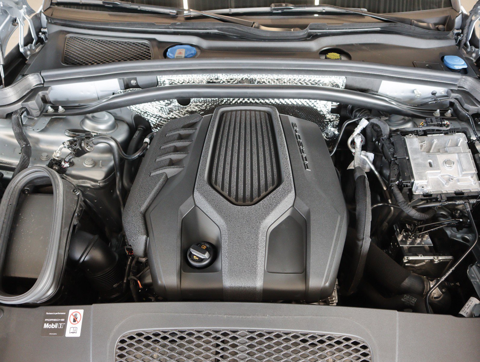 Certified 2026 Porsche Macan AWD/4WD image 25
