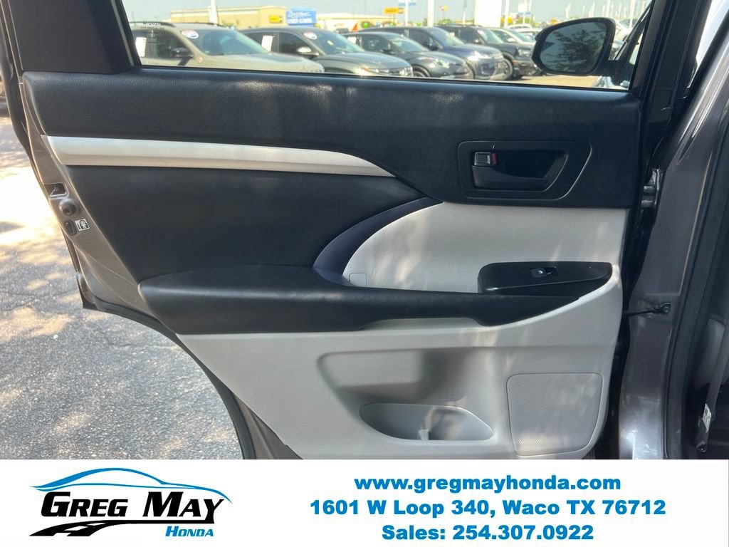 Used 2017 Toyota Highlander Plus FWD image 19