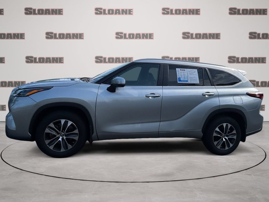 Used 2024 Toyota Highlander XLE AWD/4WD image 2