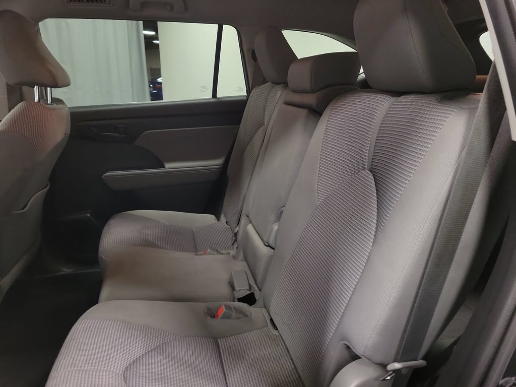 Used 2020 Toyota Highlander LE AWD/4WD image 19