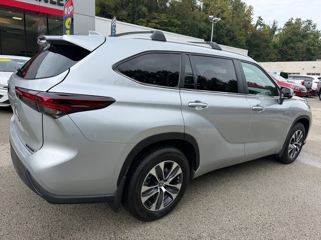 Used 2024 Toyota Highlander XLE AWD/4WD image 4