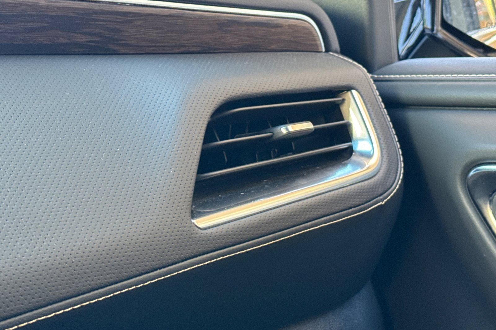 Used 2024 Chevrolet Suburban Premier image 29