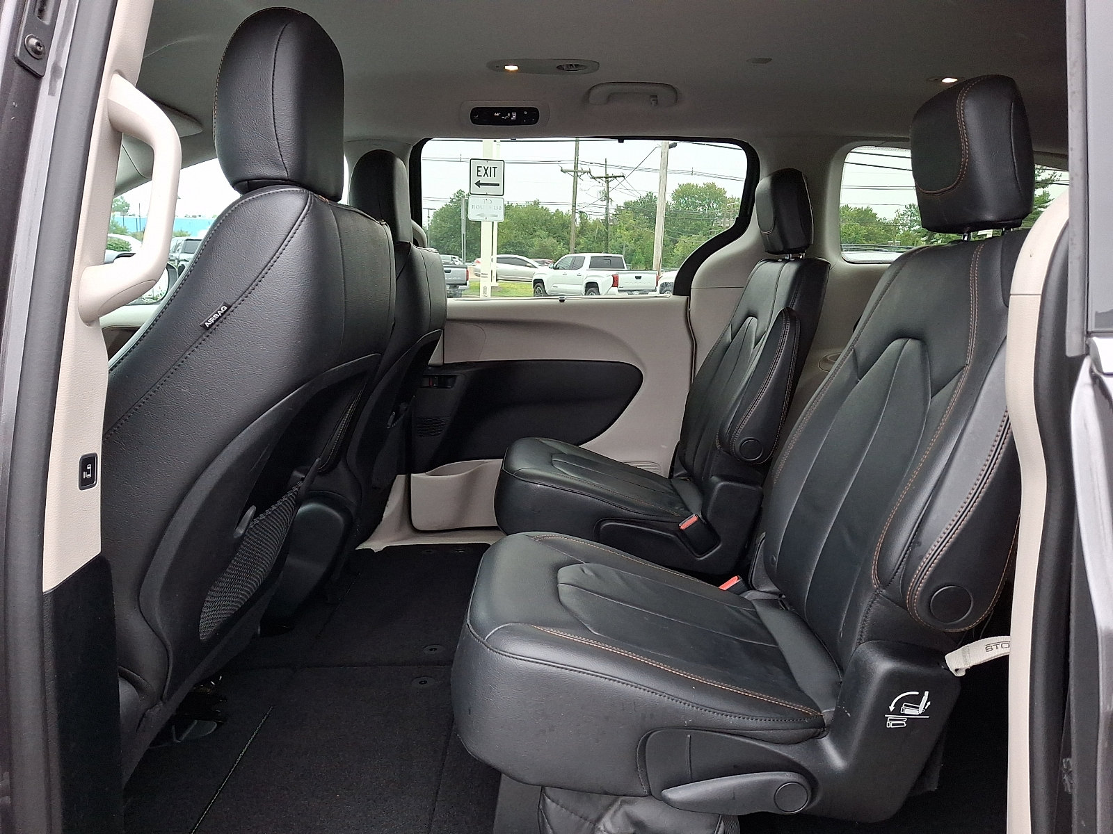 Used 2017 Chrysler Pacifica Touring-L FWD image 10