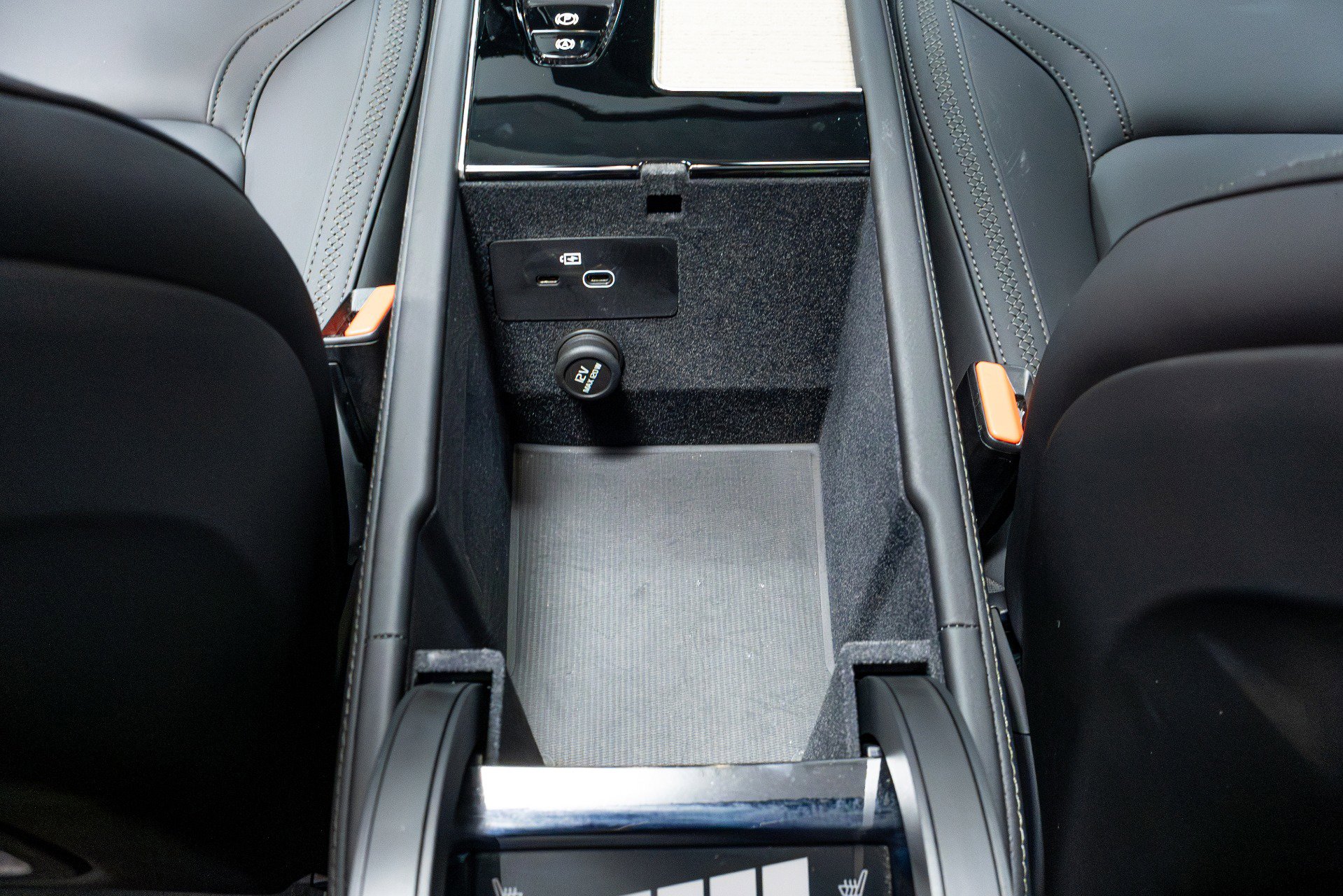 Used 2025 Volvo XC90 B6 Plus image 35