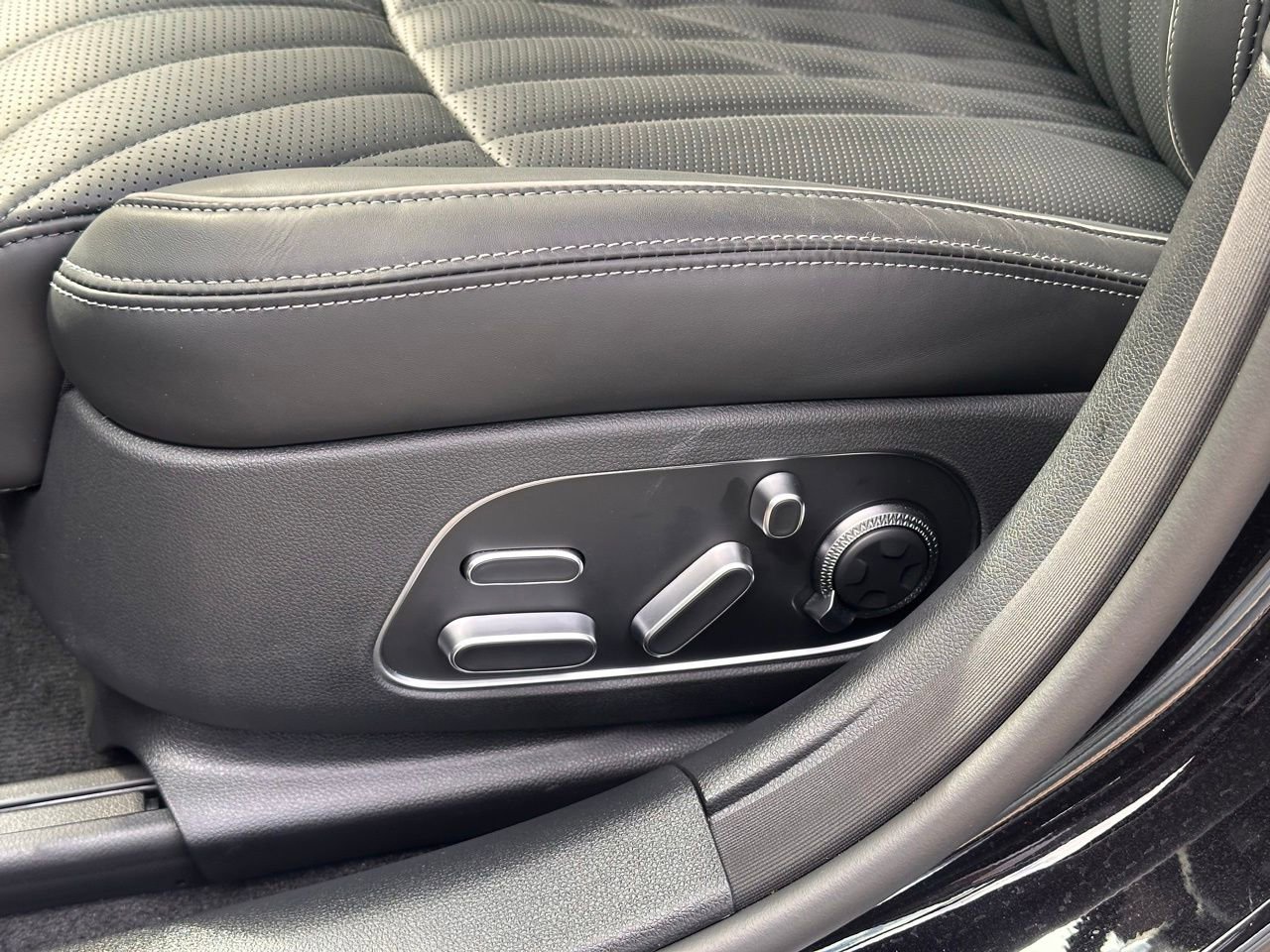 Used 2025 Genesis G90 3.5T image 30