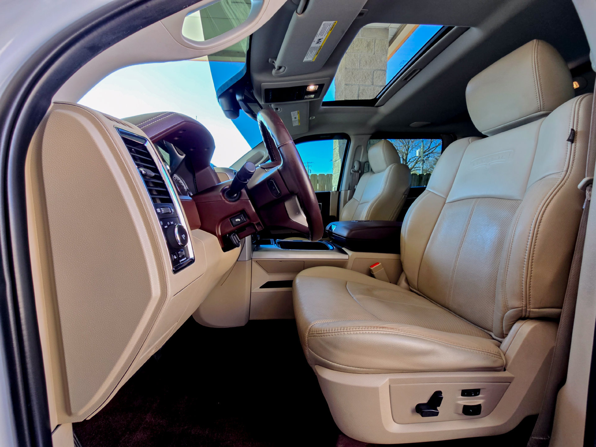 Used 2018 RAM 1500 Laramie w/ Convenience Group AWD/4WD image 25