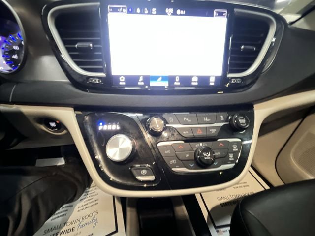 Used 2024 Chrysler Pacifica Touring-L FWD image 18