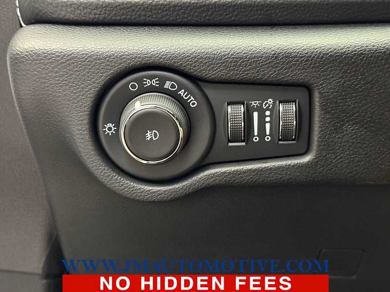 Used 2024 Chrysler Pacifica Touring-L w/ S Appearance Package AWD/4WD image 39