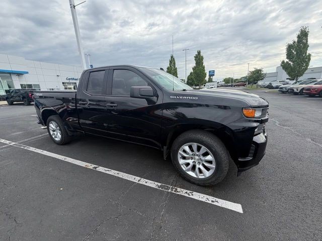 Used 2019 Chevrolet Silverado 1500 Custom w/ Custom Convenience Package AWD/4WD image 3