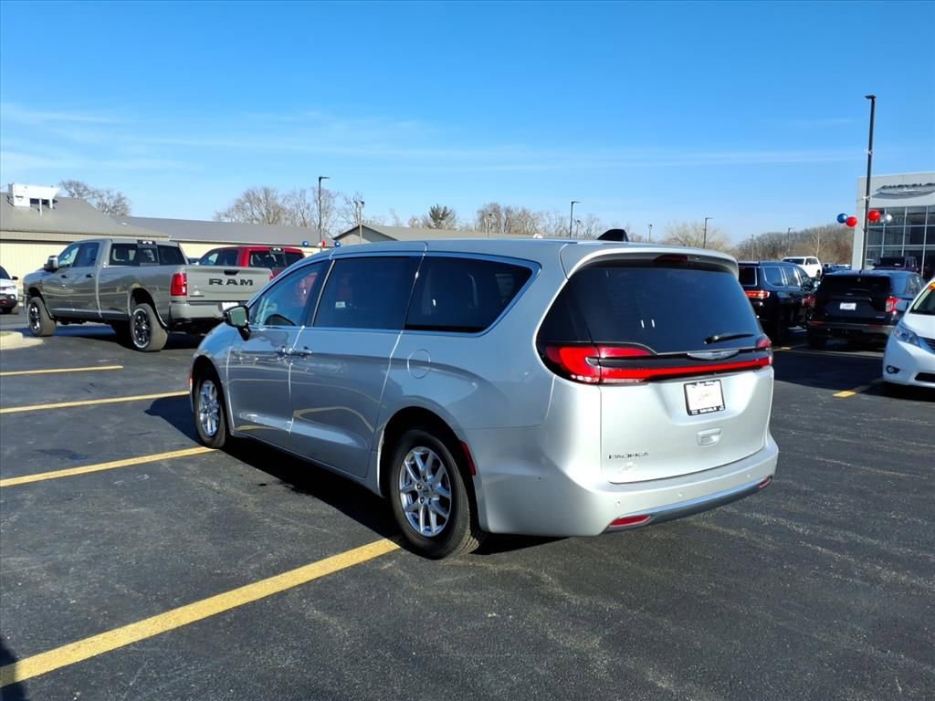 Used 2024 Chrysler Pacifica Touring-L image 3