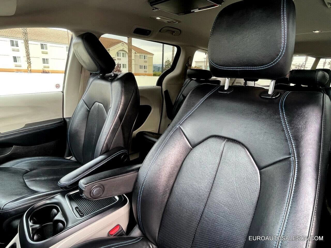 Used 2021 Chrysler Pacifica Touring-L image 45
