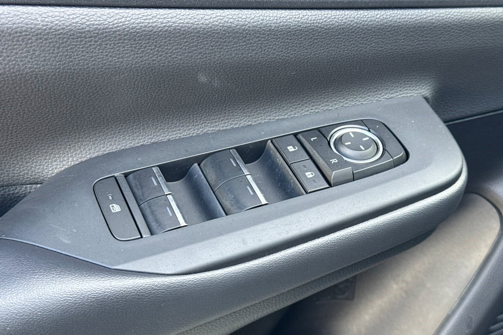 Used 2025 Toyota Prius Plug-In Hybrid image 13