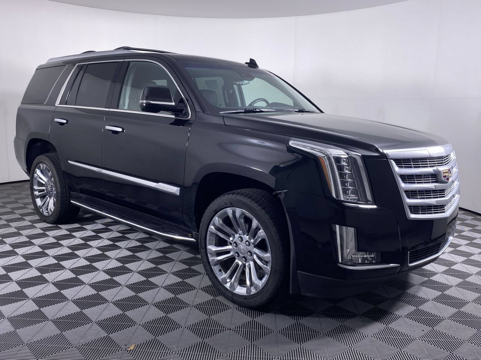 Certified 2018 Cadillac Escalade Luxury w/ LPO, Radiant Package AWD/4WD image 22