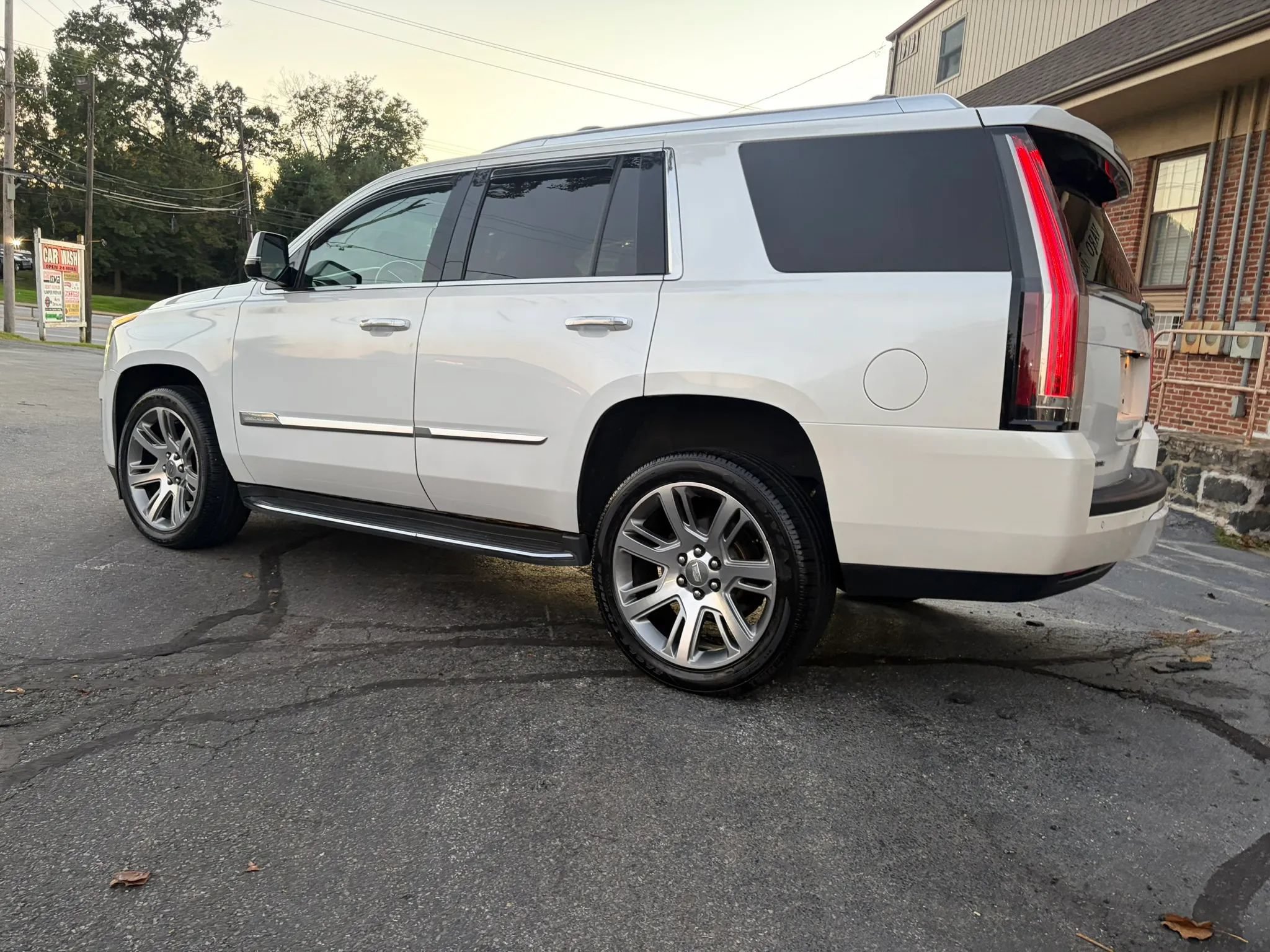 Used 2016 Cadillac Escalade Luxury AWD/4WD image 5