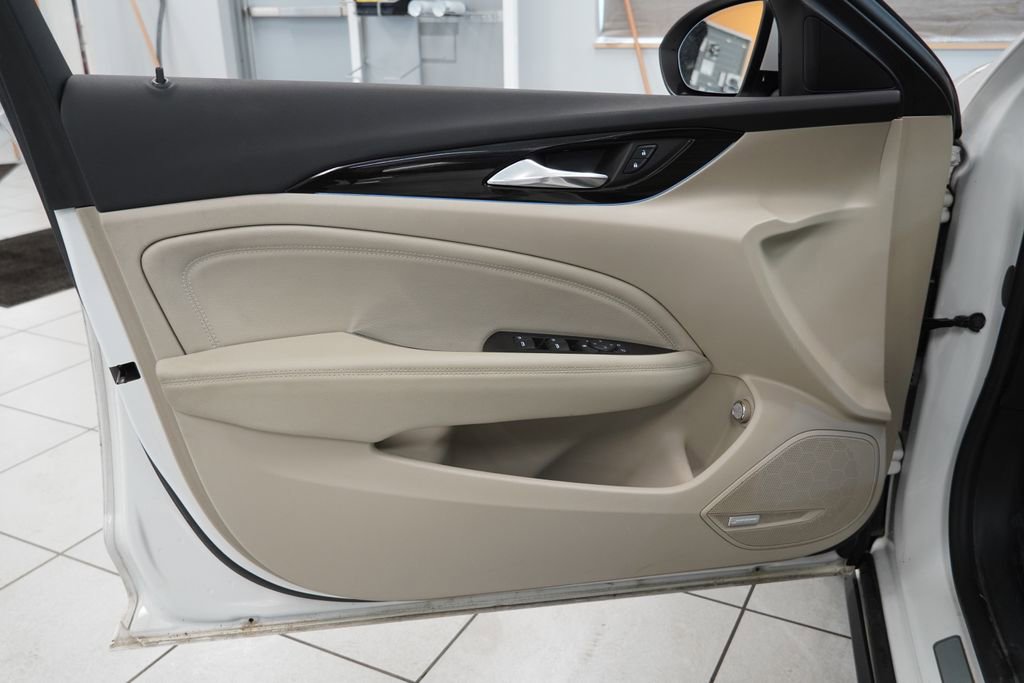 Used 2018 Buick Regal Essence w/ Driver Confidence Package #1 image 17