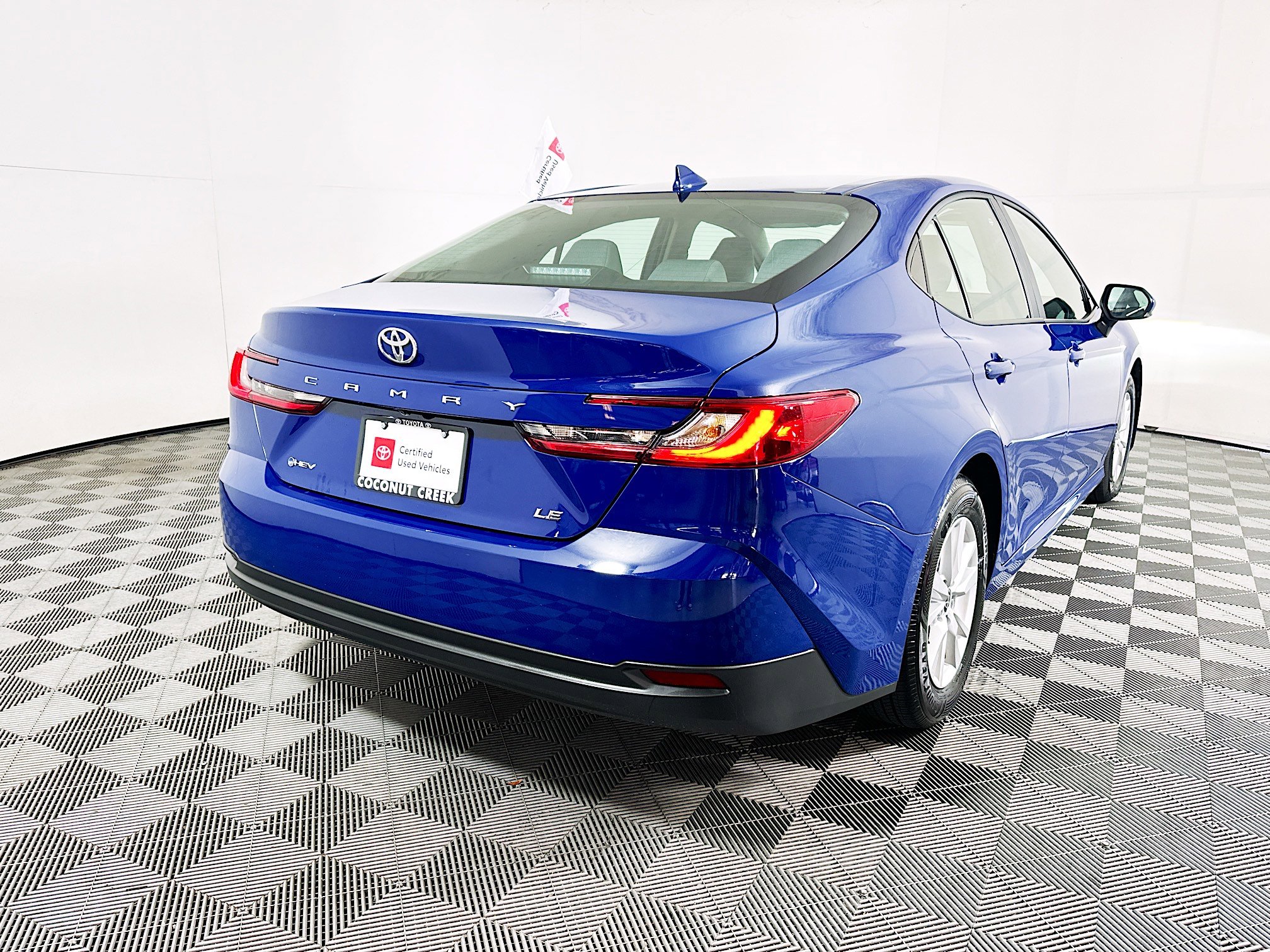 Used 2025 Toyota Camry LE image 3