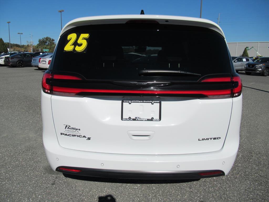 Used 2025 Chrysler Pacifica Limited image 5