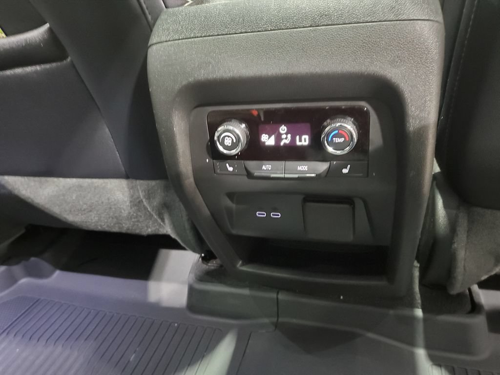 Used 2025 Chevrolet Traverse High Country FWD image 23