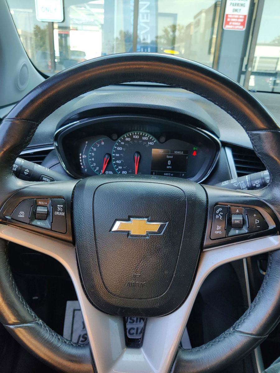 Used 2022 Chevrolet Trax LT w/ Midnight Edition image 25