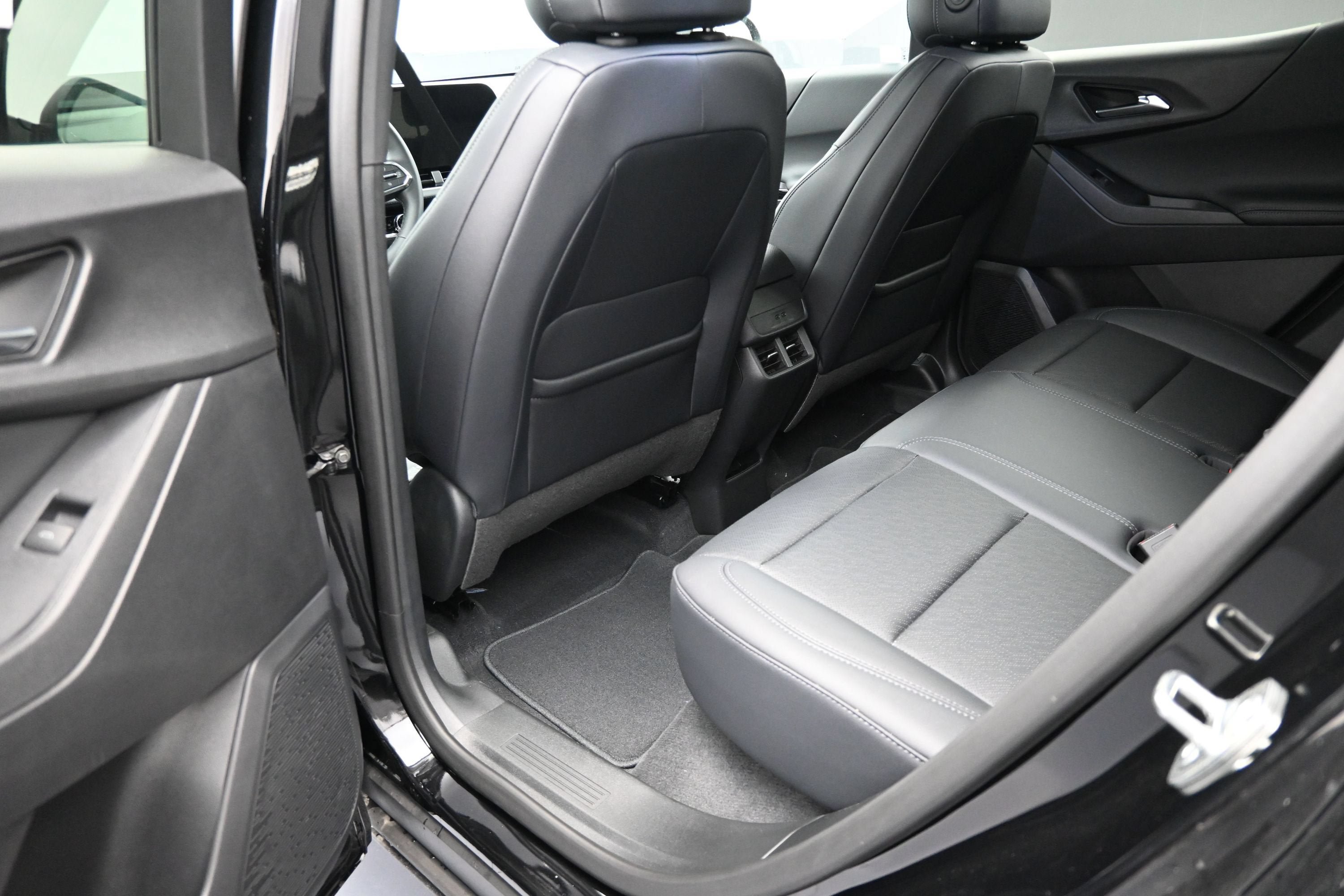 New 2027 Chevrolet Equinox LT w/ Convenience Package II FWD image 30