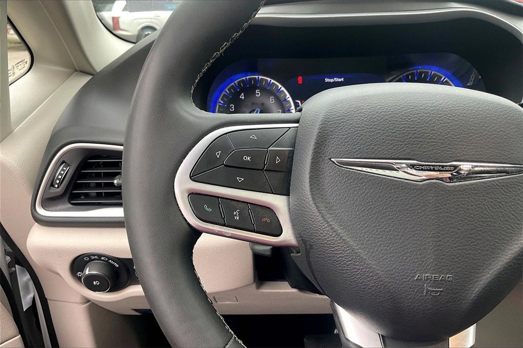 Used 2024 Chrysler Pacifica Touring-L image 17